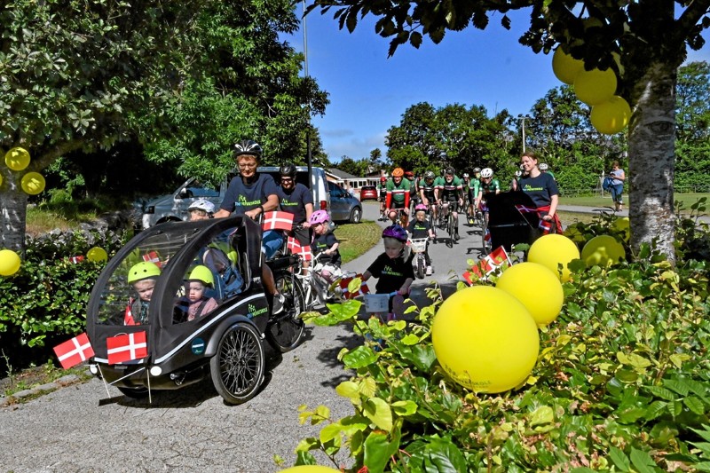 Fra Jonas Vingegaards tidligere skole i Hillerslev, nu Thy Privatskole, rullede de gamle cykelryttere afsted - de første meter bag en lille flok børnehavebørn. Foto: Ole Iversen