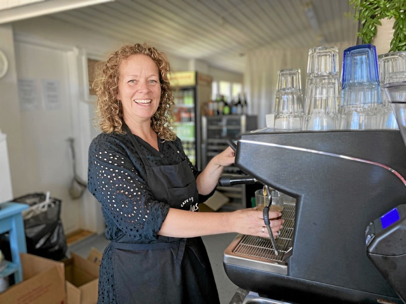 Louise Mackenhauer og hendes mand, Rasmus, har i år overtaget forpagtningen af den tidligere strandkiosk i Rødhus. De har lavet den om til Rødhus Café & Isbar. Foto: Bitten Holmsgaard