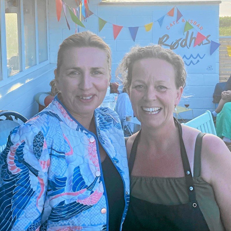 Louise Mackenhauer (th) fortæller, at besøget af statsminister, Mette Frederiksen (tv), kandiderer til sommerens højdepunkt. Foto: Bitten Holmsgaard
