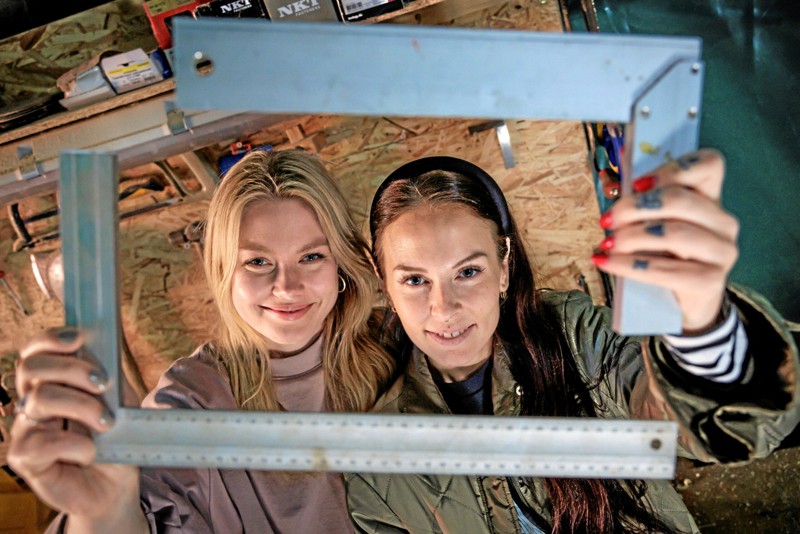 Belinda Winther og Mathilde Fuglsang deltog sammen med tre andre par i dette års konkurrence om at vinde et nybygget sommerhus. Arkivfoto: Martin Damgård