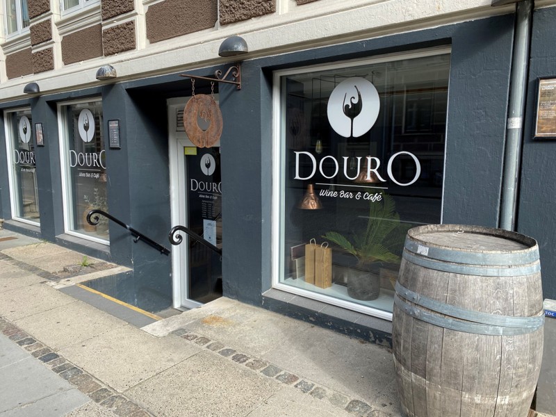 Douro Wine Bar i Danmarksgade har eksisteret de seneste seks år, men onsdag aften meddelte baren på sin Facebook-side, at den havde haft sin sidste åbningsdag. Foto: Thomas Lee Christensen