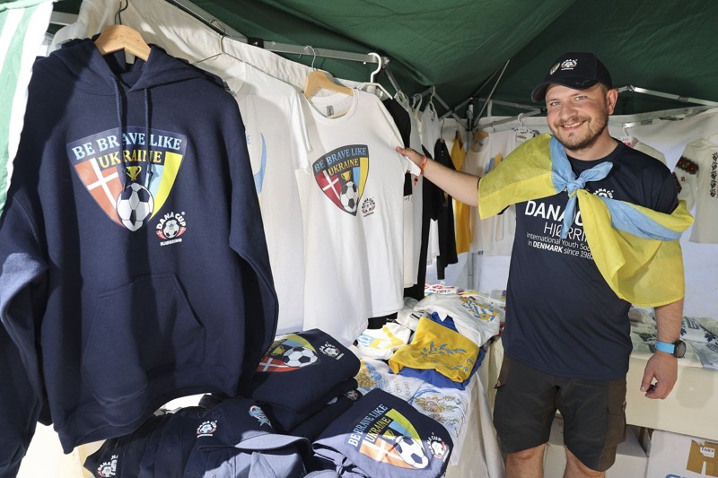 Det er t-shirts og hættetrøjer som disse, der bliver solgt i Bevar Ukraines bod ved Dana Cup i Hjørring. Foto: Bente Poder