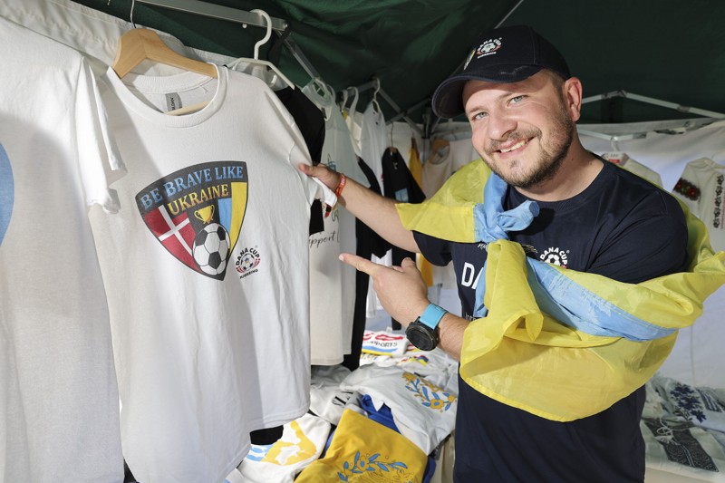 Designet på trøjerne har ukrainere i Oleksandrs eget netværk selv stået for. Foto: Bente Poder
