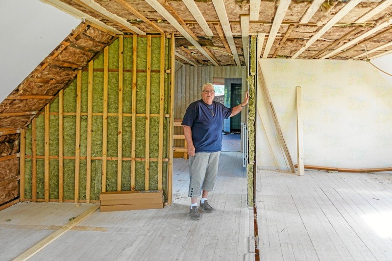 Formanden for Menighedsrådet, Bodil Kjær, fortæller om indretningen af Menighedshuset, og som noget nyt tages førstesalen i brug til kontor og mødelokale til mindre arrangementer. Foto: Niels Helver