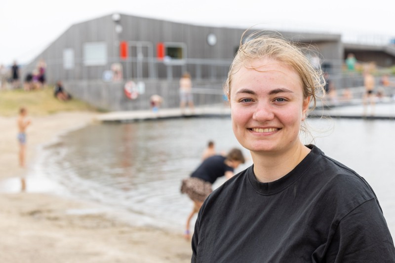 Julie Stokholm fra Aarhus elsker, at rammerne ikke er så faste, når de glade folkedansere danser polka-plask. Foto: Kim Dahl Hansen
