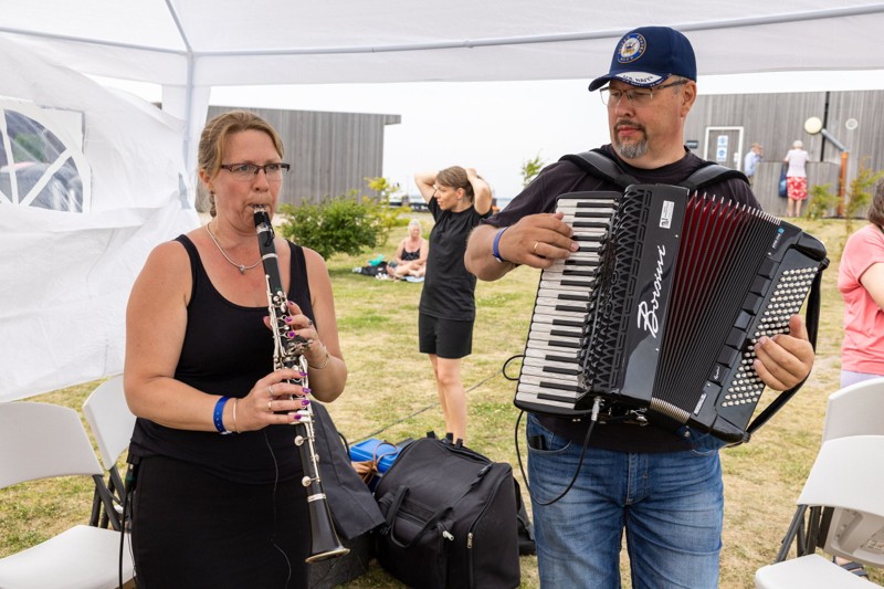 Polka-plask foregik til levende musik, og det begejstrede blandt det fremmødte publikum, som ellers ikke kendte til den specielle folkedans, som blev opfundet ved landsstævnet i Aabenraa i 2011. Foto: Kim Dahl Hansen