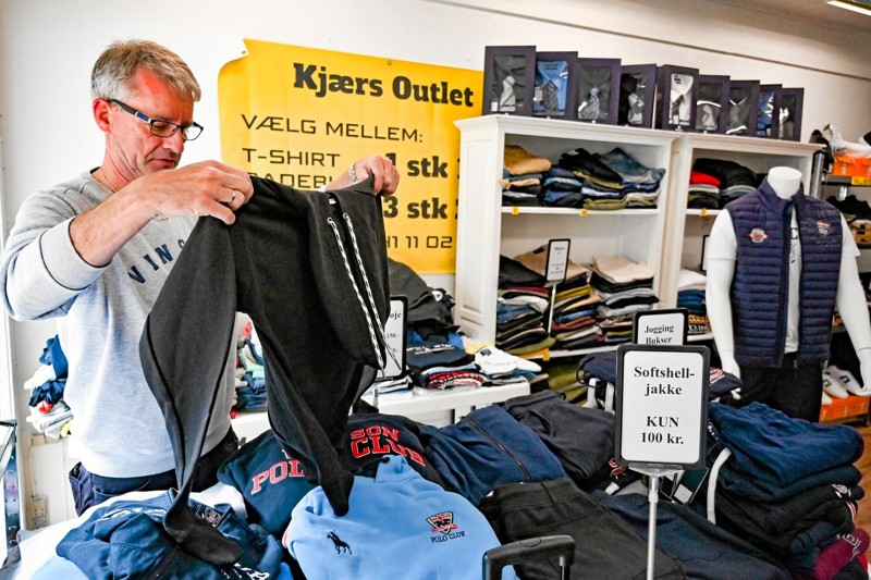 Tøjet er købt som restpartier fra andre butikker. Rene Kjær køber også partier direkte fra de kendte mærke-leverandører. Foto: Ole Iversen