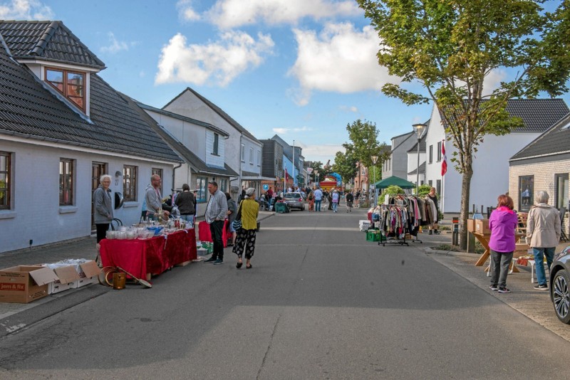 Kaffe og gratis rundstykker og marked i hovedgaden i Ranum. Men under hyggen ulmer uenigheden. Foto: Mogens Lynge