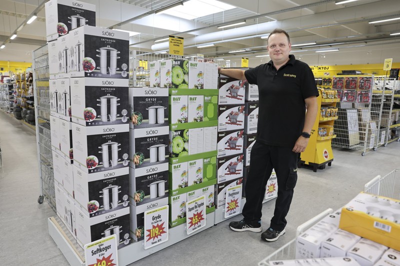 Harald Nyborg vil gerne være et sted, hvor man kan købe alt til hjemmet, fortæller butikschef Allan Nexø. Foto: Bente Poder