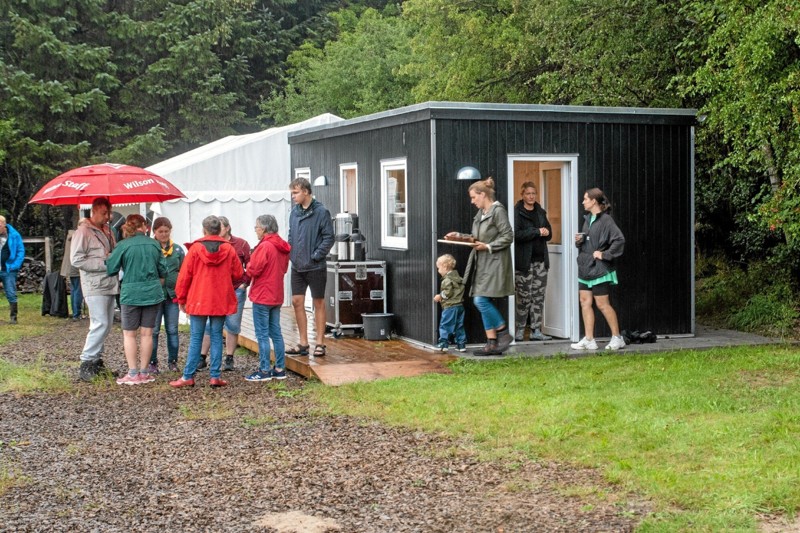 Aktivitetspladsen har fået en pavillon med toiletter og køkken. Den er lavet med frivilligt arbejde og finansieret med penge fra Norlys og LAG. Foto: Jesper Hansen