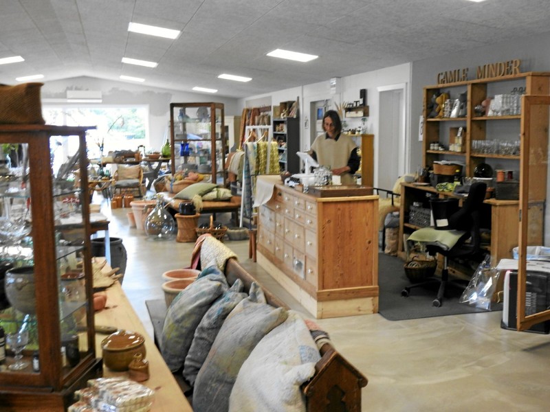 Her er det indehaver Dorthe Feddern ved disken i butikken Gamle Minder i Tversted. Foto: Jens Brændgaard