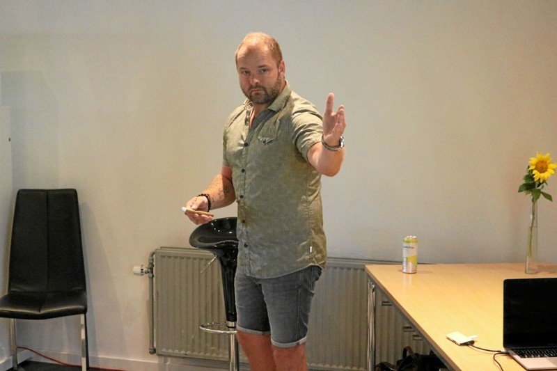 En veloplagt Lars Rasmussen leverede en personlig og ærlig fortælling, der var med til at nedbryde tabuer om ADHD og autisme. Foto: Tommy Thomsen
