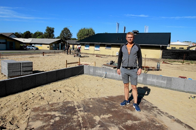 Per Nielsen midt i nybyggeriet. Han er i gang med at opføre en helt ny butik på 300 m2. Den forventes at stå færdig 1. december. Foto: Jørgen Ingvardsen