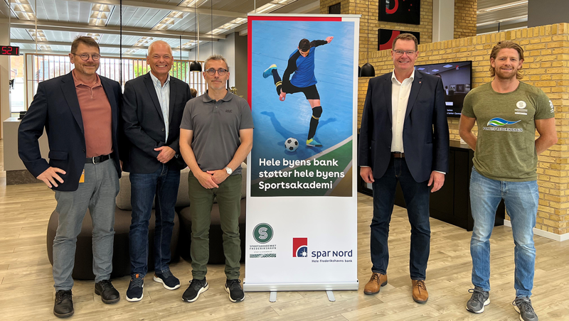 På billedet er det fra venstre: Karsten Asmussen fra EUC Nord, Brian Andersson fra Frederikshavn Handelsskole, Jan Bjeldbak fra Frederikshavn Gymnasium, Morten Kock, Spar Nord og Brian Høj som er sportslig koordinator for Sportsakademiet. Foto: Spar Nord Frederikshavn