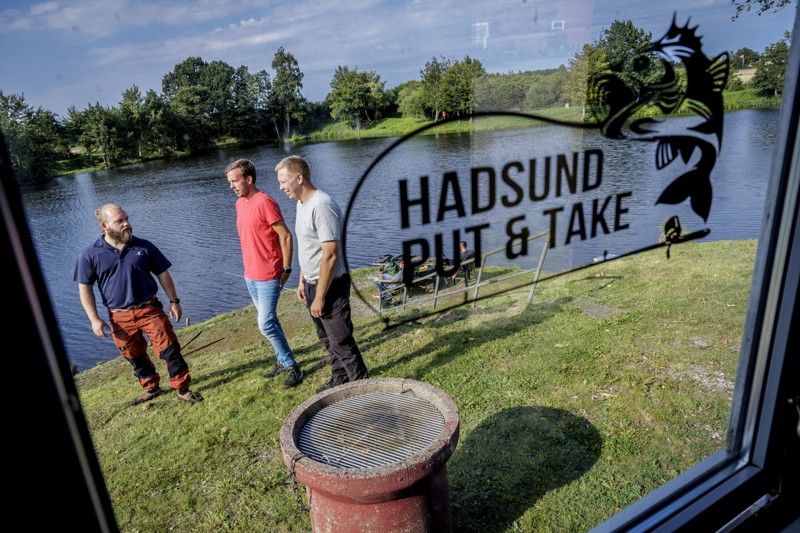 Indtil videre er arbejdet med at drive put and take en fritidsbeskæftigelse. Emil Kristensen (tv), Daniel Højmark og Peter Kristensen har alle fuldtidsarbejde ved siden af. Foto: Martin Damgård