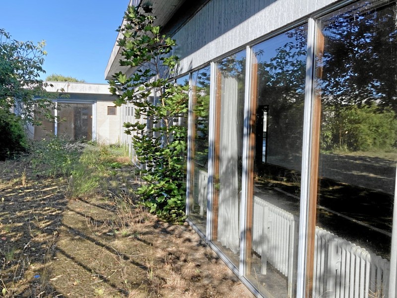 Bygningen bærer tydeligt præg af, at den har været forsømt i årevis. Græsset stod højt, men den nye ejer har fået Leo Plejdrup til at rydde grunden bare nogenlunde. Privatfoto