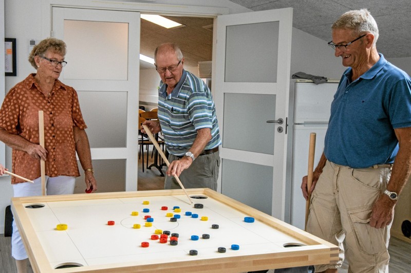 Bestyrelsen i Han Herred LandboSenior tester de nye bob-borde i Idrætscenter Fjerritslev. Fra venstre Nanny Madsen, formand Erik Sørensen og Kaj Ostenfeld. Foto: Jesper Hansen