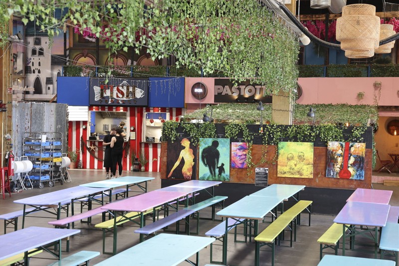 Toni Jørgensen overtog den daglige drift af Aalborg Streetfood i 2020 og har blandt andet gjort indretningen mere farverig. Foto: Bente Poder