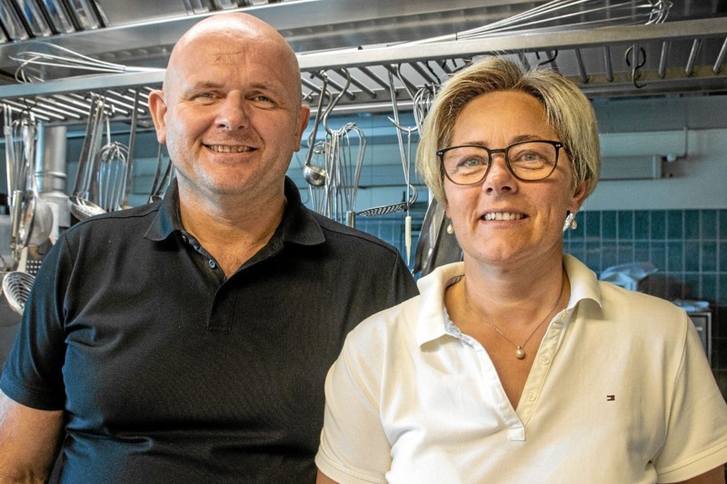 Kroparret Marian og Konrad Nielsen har sat Hotel Klim Bjerg til salg, men der er ingen planer om at lukke hotellet, før der er fundet en køber. Foto: Jesper Hansen