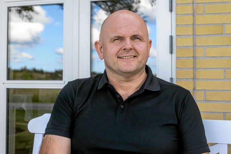 Konrad Nielsen i haven foran Hotel Klim Bjerg, som han overtog i 2011 efter sine forældre, der åbnede et cafeteria på stedet i 1970. Foto: Jesper Hansen