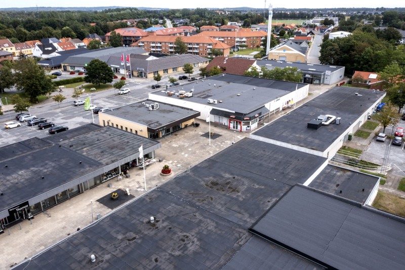 Når supermarkedet - der her ses øverst i billedet - bliver revet ned, er håbet, at den tomme grund kan bruges til et løft af hele Hjallerup Centret.