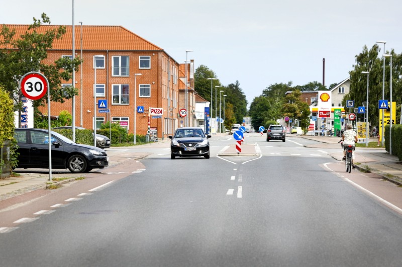I midtbyplanen for Hjallerup var der blandt andet skitseret en løsning med placering af en busterminal i midten af hovedgaden, Søndergade. Men den model er man nu gået væk fra. I stedet ønsker man en løsning, der minder mere om de eksisterende forhold - dog med forbedrede perroner og venteforhold for buspassagererne. I samme ombæring er det i øvrigt besluttet, at der i 2023 skal opsættes lysregulering her i krydset Søndergade/Vestergade for at forbedre trafiksikkerheden.