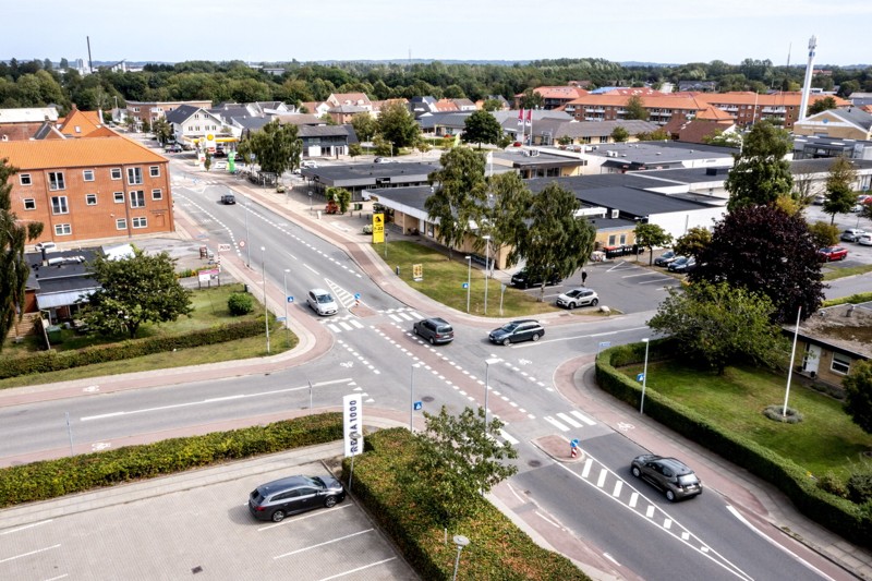 I midtbyplanen for Hjallerup var der blandt andet skitseret en løsning med placering af en busterminal i midten af hovedgaden, Søndergade. Men den model er man nu gået væk fra. I stedet ønsker man en løsning, der minder mere om de eksisterende forhold - dog med forbedrede perroner og venteforhold for buspassagererne. I samme ombæring er det i øvrigt besluttet, at der i 2023 skal opsættes lysregulering her i Søndergades krydsning med Vestergade for at forbedre trafiksikkerheden.