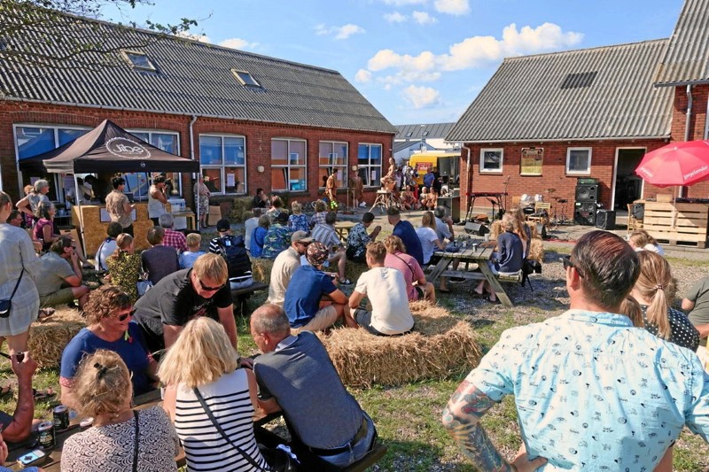 - Vi glæder os til, at vi igen kan holde en kæmpe sommerfest for hele byen, og så glæder vi os til at give folk mulighed for at se de planer vi har for den gamle skole, siger Alexander Bengtsen. Privatfoto
