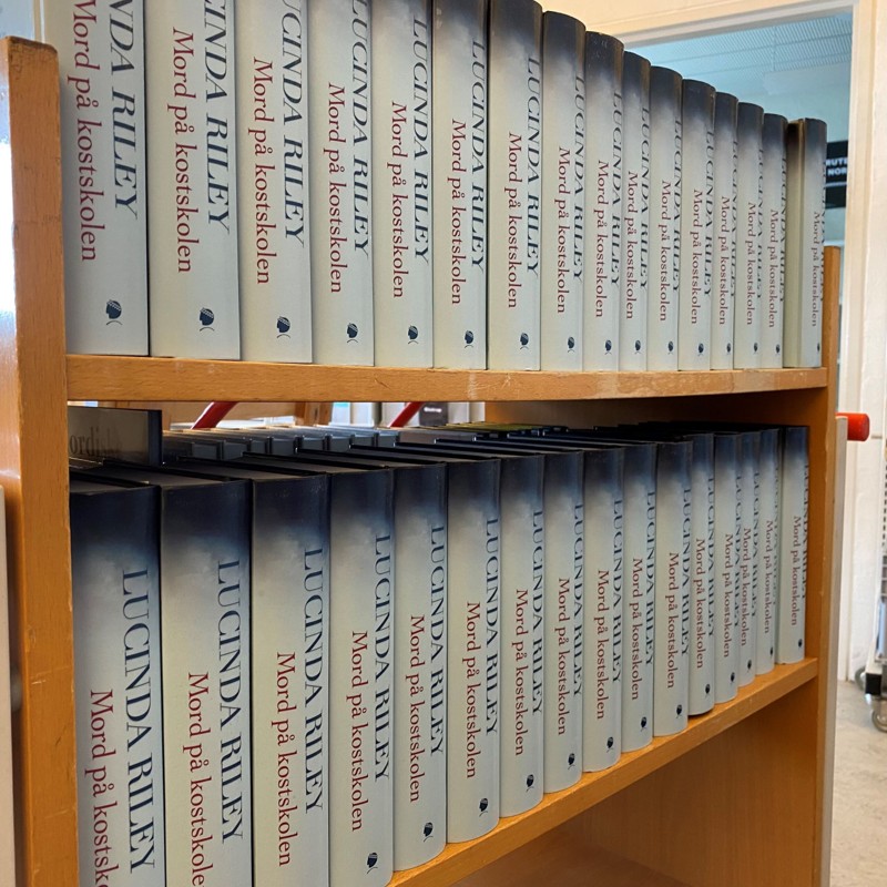 ”Mord på kostskolen” er den absolut mest reserverede bog hos Aalborg Bibliotekerne. Den store interesse har gjort, biblioteket har bestilt flere eksemplarer hjem. Foto: Aalborg Bibliotekerne