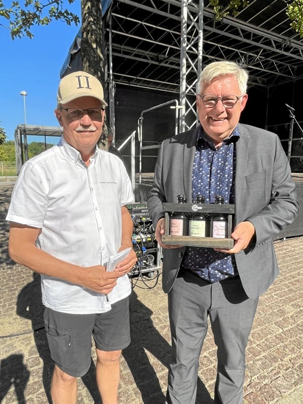 Niels Henrik Nielsen fra Vrå Beboer og Erhvervsforening overrakte borgmesteren en ”bette” ting, og hvad var mere naturligt end en kasse med ny tappet øl fra det lokale Vrå Bryghus som netop på dagen havde premiere på deres nye gavekasse. Privatfoto
