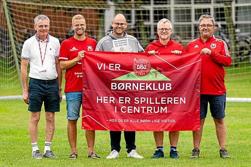 Stolthed i Sennels. Nordthy IF er blevet Thys første DBU Børneklub. Fra venstre: Poul Østergaard, DBU, Jimmi Breinholt, nyvalgt børneudviklingstræner, Jes Nilsson, bestyrelsen IF Nordthy, Poul Kjærsgaard, fodboldudvalget IF Nordthy og Nicolai Møller, bestyrelsesmedlem IF Nordthy. Privatfoto