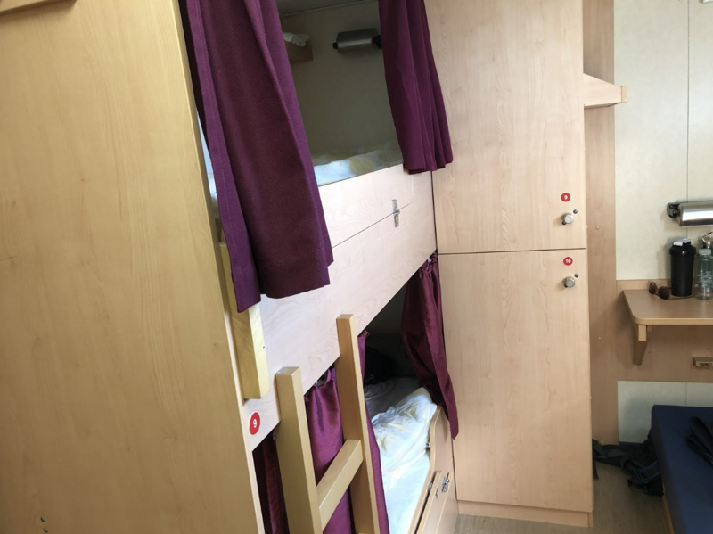Sådan så vores soveværelse ud. Nogle sov fire personer sammen, men vi var heldige at få et 2-personers værelse med god plads. Privatfoto.