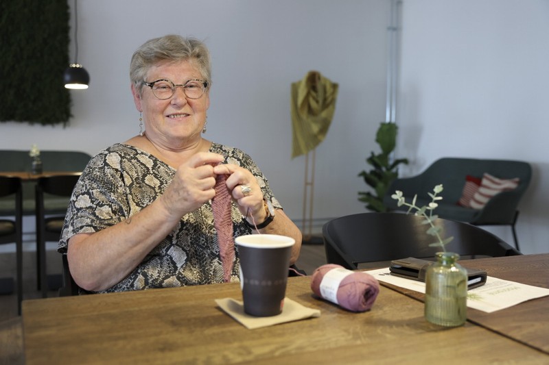 Ulla Bech var en af dem, der besøgte Garn og Kaffe på åbningsdagen - og hun havde strikketøjet med, som navnet lægger op til. Hun er altid i gang med et strikketøj. Foto: Bente Poder