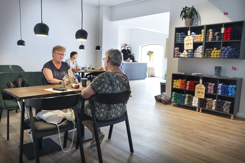 I Garn og Kaffe kan gæsterne samles om deres interesse for strik, de kan købe garn og få en kop kaffe med en lille kage til. Foto: Bente Poder