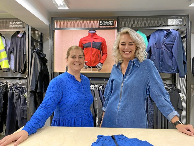 Rikke Nysted (t.v.) og Marianne Mortensen er det daglige team, der driver Agerbæk Firmatøj. Marianne Mortensen ejer virksomheden sammen med sin bror Kristan Mortensen, som er gift med RIkke Nysted - så det er altså et par svigerinder, der sælger firmatøj til hele Jylland. Foto: Lars Høj