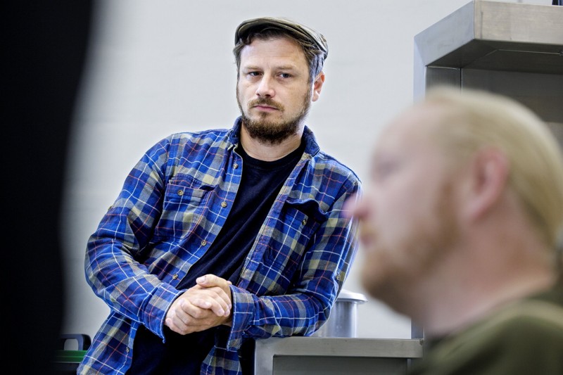 Ronni Algaret tager sig primært af regnskaber og det visuelle udtryk for Egholm Bryghus. Foto: Torben Hansen