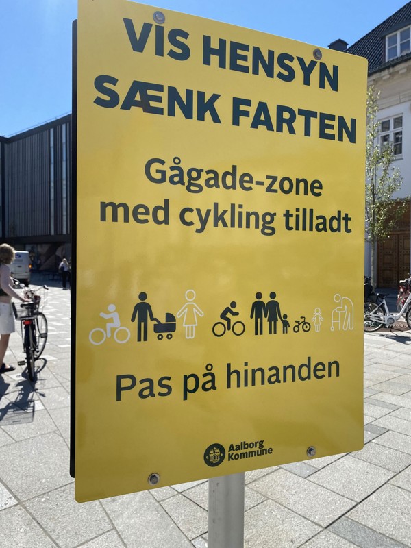 Nye skilte vil have de to-hjulede til at sænke farten på Nytorv. Foto: Katrine Schousboe