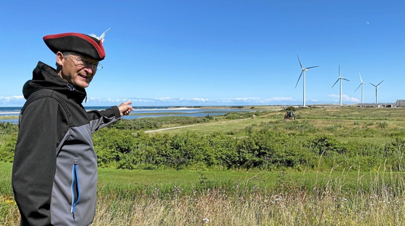 Søren Borup viser det område mellem Nordre Skanse og havnen, hvor danske og svenske 1700-tals soldater vil udkæmpe et slag. Foto: Hans Sejlund