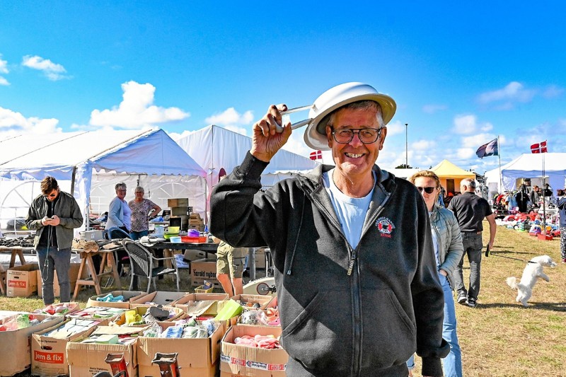 På Vorupør Kræmmermarked har vi flest boder med masser af spændende gamle sager. Hvad med en natpotte, viser markedsleder Kasse Thomsen som Emil fra Lønneberg. Foto: Ole Iversen