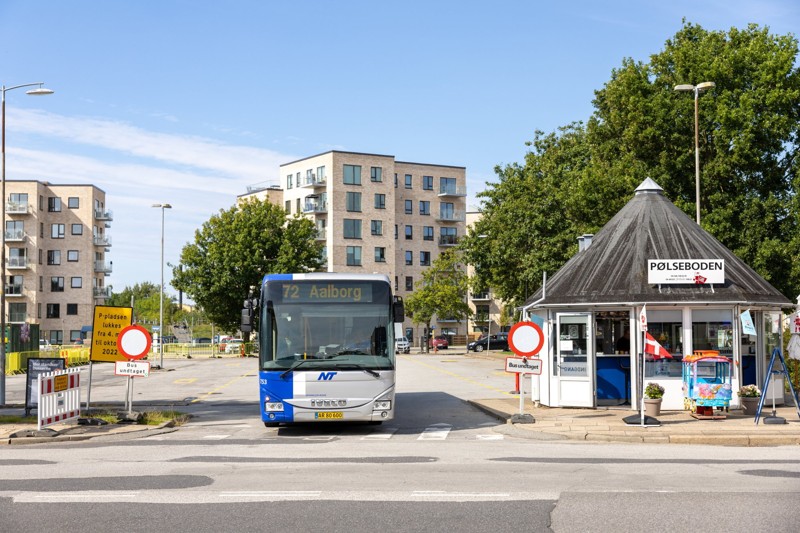 Et byggeri af en ny busperron er i gang, og der er planer om flere boliger - og så bliver det småt med parkeringspladser, mener Henning Larsen, der har et ønske om at flytte et andet sted hen i byen. Foto: Kim Dahl Hansen