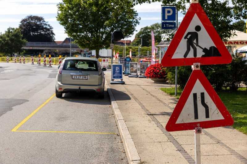 Pølseboden ligger for tiden midt i en byggeplads - men den har fået sine egne midlertidige parkeringspladser. Foto: Kim Dahl Hansen
