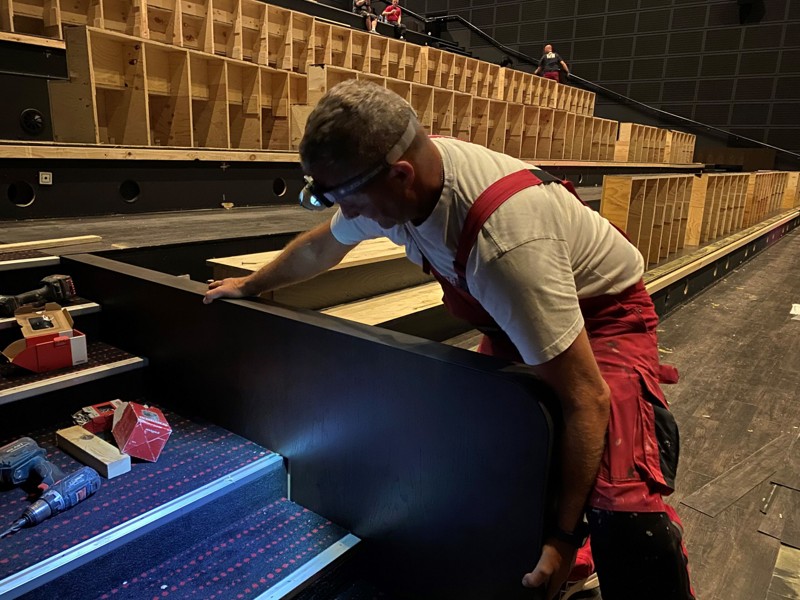 Arbejdet med salene og de nye stole er relativt hurtigt ordnet. Den store sal tager omkring to uger at lave om, mens de mindre sale tager omkring en uge hver. Foto: Thomas Lee Christensen