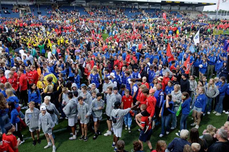 I omegnen af 20.000 unge fodboldspillere mødes hvert år til Dana Cup. Her foto fra åbningsceremonien i år. Foto: Bo Lehm