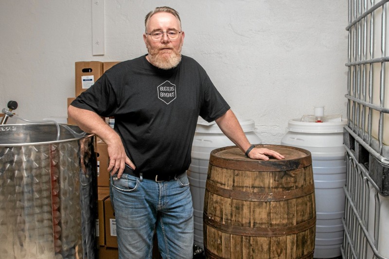 Allan Christensen står i spidsen for Bugtens Bryghus, som er et lokalt mikrobryggeri med 41 andelshavere. Foto: Jesper Hansen