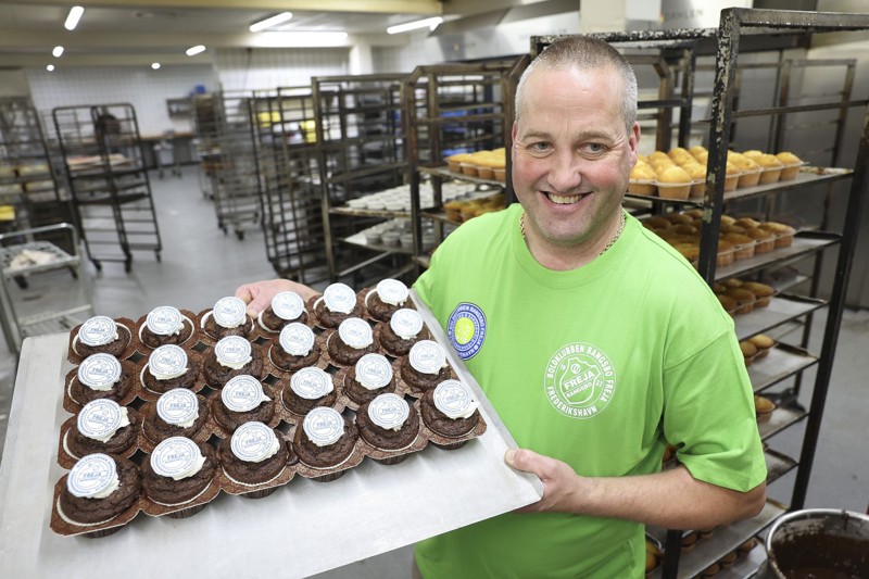Hos Centerbageriet Hånbæk i Frederikshavn laver de specielle Kids Aid-kager, der går i salg fra torsdag morgen Bager Michael Andersen Frederikshavn 3. august 2022. Foto. Bente Poder