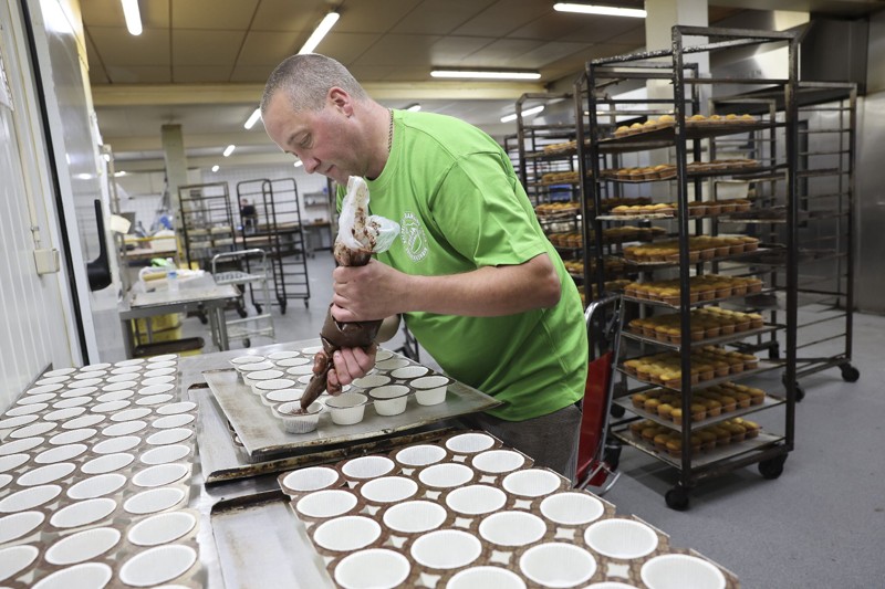Der skal forberedes mange muffinforme for at følge med den efterspørgsel på kagerne, der allerede har været fra de lokale. Frederikshavn 3. august 2022. Foto: Bente Poder