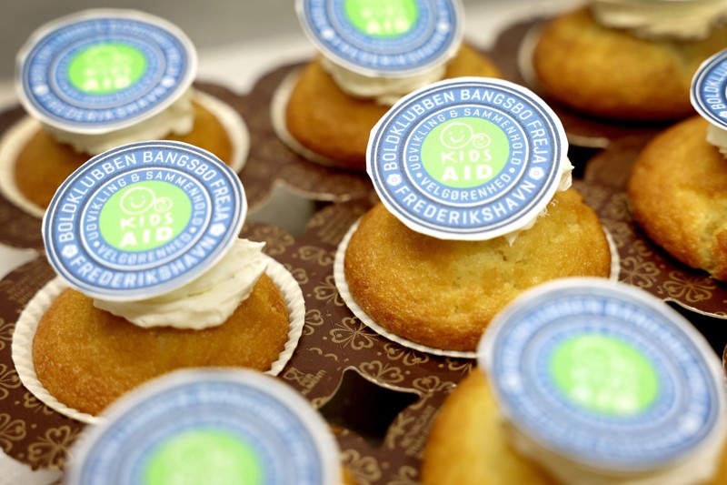 De ser nu lækre ud sådan en omgang vaniljemuffins. Og køber du én eller flere, støtter du samtidig et velgørende formål. Foto: Bente Poder