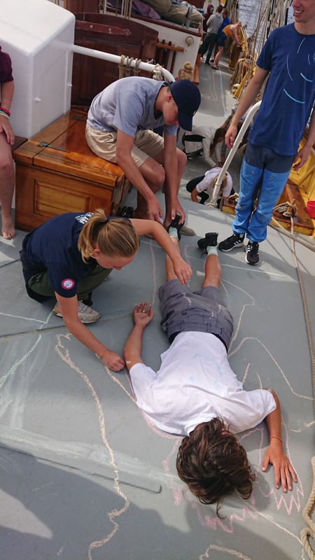 Dagens fællesaktivitet består af at tegne indersiden af skibet på dækket. Foto: Frederik Krejberg.