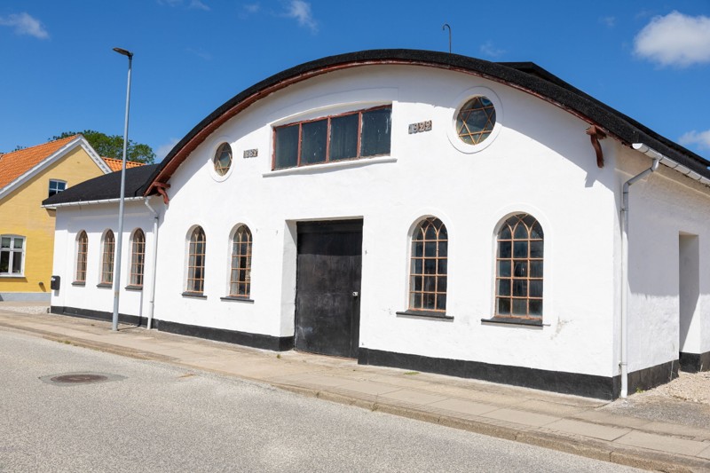 Fabrikken, der ligger på Havnegade 39 i Asaa, blev opført i 1922 af Gregers Christian Larsen og hans to sønner. Fra adressen drev de "Brødrene Larsens Jernstøberi og Maskinfabrik".