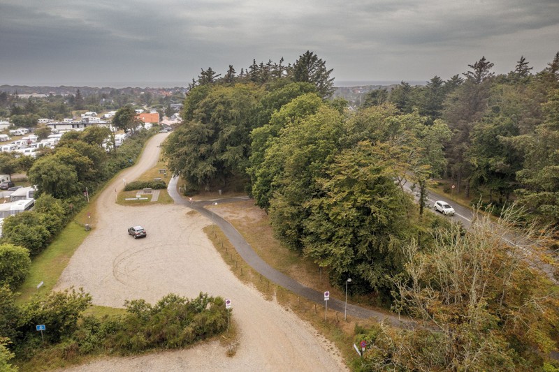 Arealet, der er udbudt til salg er på knap 8.000 kvadratmeter, og er beliggende mellem Aalborgvej og Blokhus By Camping. Foto: Lars Pauli